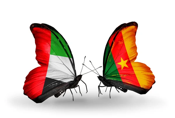 Zwei Schmetterlinge mit Flaggen auf Flügeln als Symbol der Beziehungen uae und Kamerun — Stockfoto