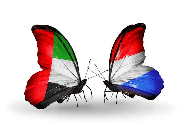 Duas borboletas com bandeiras nas asas como símbolo das relações Emirados Árabes Unidos e Luxemburgo — Fotografia de Stock