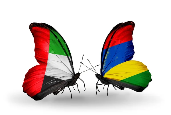 Zwei Schmetterlinge mit Flaggen auf Flügeln als Symbol der Beziehungen uae und mauritius — Stockfoto