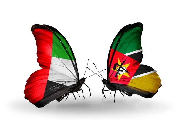 Dos mariposas con banderas en alas como símbolo de relaciones Emiratos Árabes Unidos y Mozambique — Foto de Stock