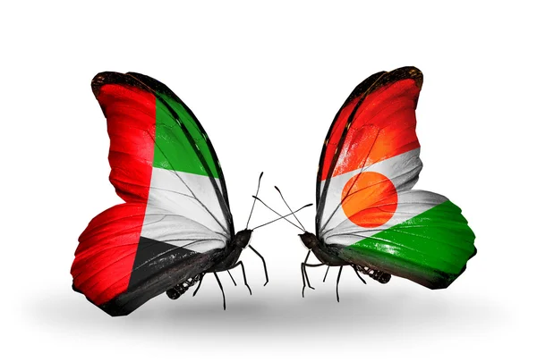 Deux papillons avec des drapeaux sur les ailes comme symbole des relations EAU et Niger — Photo