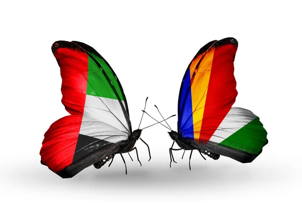 Due farfalle con bandiere sulle ali come simbolo delle relazioni Emirati Arabi Uniti e Seychelles — Foto Stock