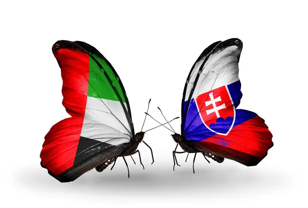 Dwa motyle z flagami na skrzydłach jako symbol Zjednoczonych Emiratów Arabskich stosunków i Słowacji — Zdjęcie stockowe
