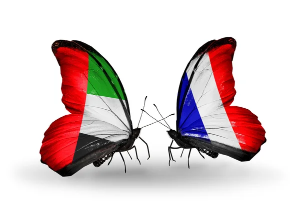 Duas borboletas com bandeiras em asas como símbolo das relações Emirados Árabes Unidos e França — Fotografia de Stock