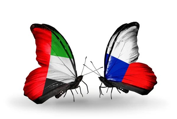 Två fjärilar med flaggor på vingarna som symbol för förbindelserna mellan Förenade Arabemiraten och tjeckiska — Stockfoto