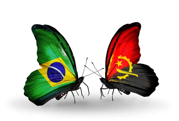 Dos mariposas con banderas en alas como símbolo de relaciones Brasil y Angola — Foto de Stock