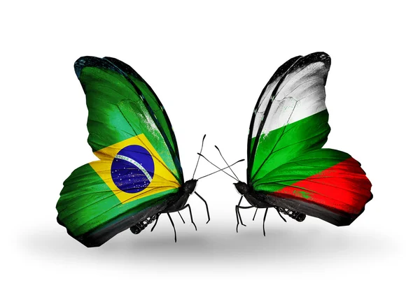 Dos mariposas con banderas en alas como símbolo de relaciones Brasil y Bulgaria — Foto de Stock