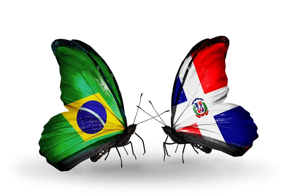 Dos mariposas con banderas en alas como símbolo de relaciones Brasil y Dominicana — Foto de Stock