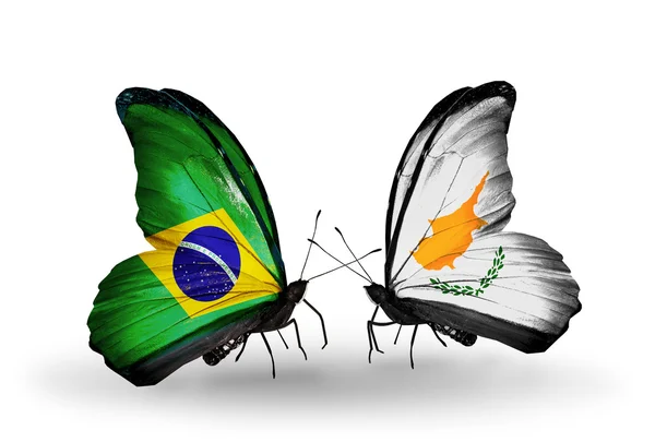 Due farfalle con bandiere sulle ali come simbolo delle relazioni Brasile e Cipro — Foto Stock