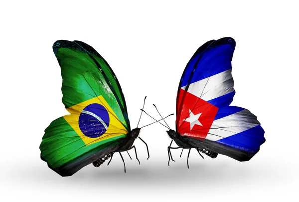 Deux papillons avec des drapeaux sur les ailes comme symbole des relations Brésil et Cuba — Photo