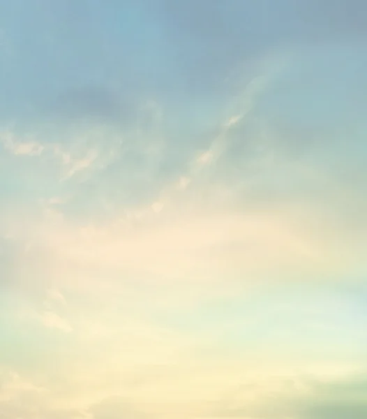 Cielo de color con nubes, fondo — Foto de Stock