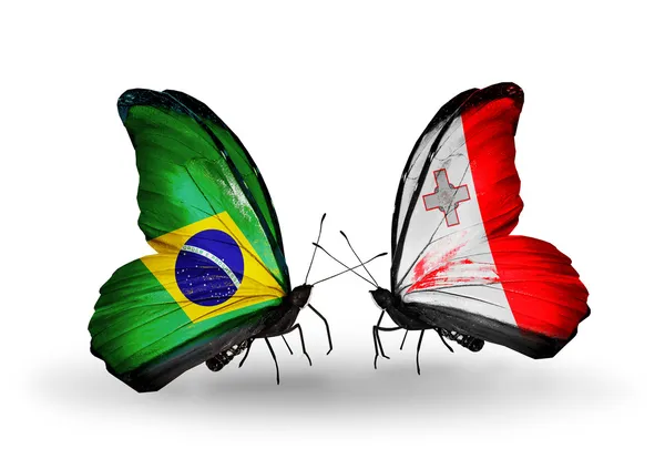 Dos mariposas con banderas en alas como símbolo de relaciones Brasil y Malta — Foto de Stock