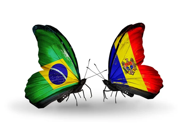 Twee vlinders met vlaggen op vleugels als symbool van betrekkingen Brazilië en Moldavië — Stockfoto
