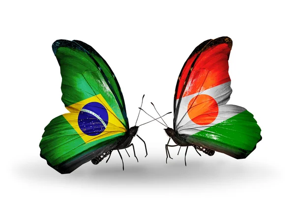 Dos mariposas con banderas en alas como símbolo de relaciones Brasil y Níger — Foto de Stock