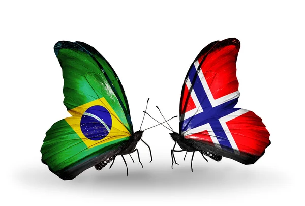 Dos mariposas con banderas en alas como símbolo de relaciones Brasil y Noruega — Foto de Stock