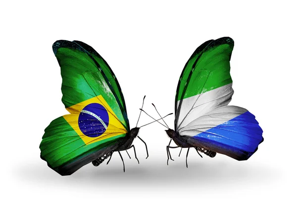 Duas borboletas com bandeiras nas asas como símbolo das relações Brasil e Serra Leoa — Fotografia de Stock