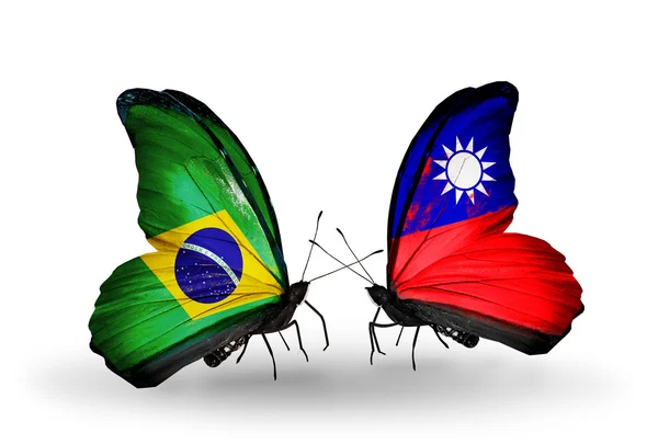 Две бабочки с флагами на крыльях как символ отношений Бразилии и Тайваня — стоковое фото
