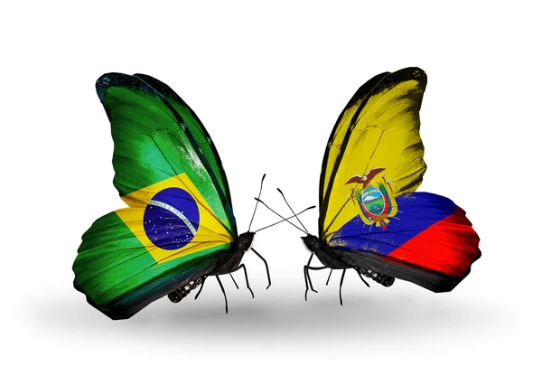 Dos mariposas con banderas en alas como símbolo de relaciones Brasil y Ecuador — Foto de Stock