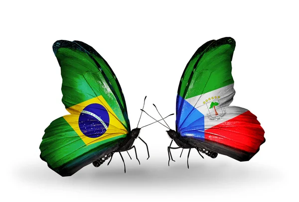 Duas borboletas com bandeiras nas asas como símbolo das relações Brasil e Guiné Equatorial — Fotografia de Stock