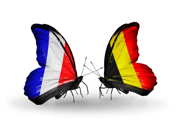 Duas borboletas com bandeiras nas asas como símbolo das relações França e Bélgica — Fotografia de Stock
