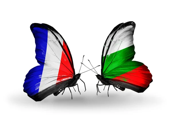 Dos mariposas con banderas en alas como símbolo de relaciones Francia y Bulgaria — Foto de Stock