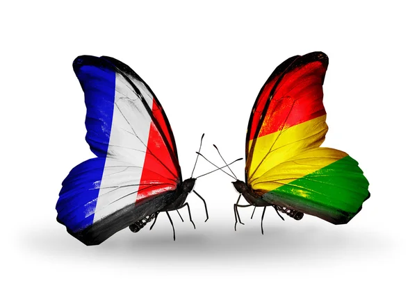 Deux papillons avec des drapeaux sur les ailes comme symbole des relations France et Bolivie — Photo