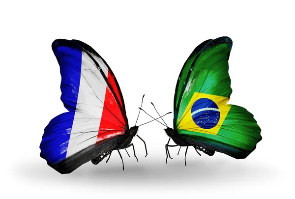 Twee vlinders met vlaggen op vleugels als symbool van betrekkingen Frankrijk en Brazilië — Stockfoto