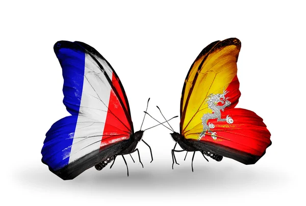 Две бабочки с флагами на крыльях как символ отношений Франции и Бутана — стоковое фото