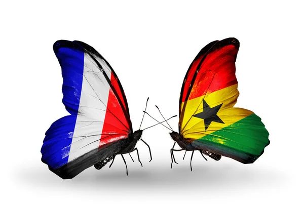 Dwa motyle z flagami na skrzydłach jako symbol relacji Francji i ghana — Zdjęcie stockowe