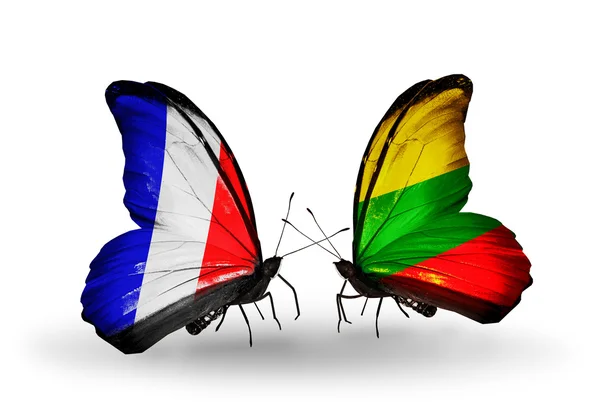 Две бабочки с флагами на крыльях как символ отношений Франции и Литвы — стоковое фото