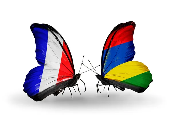 Duas borboletas com bandeiras nas asas como símbolo das relações França e Maurício — Fotografia de Stock