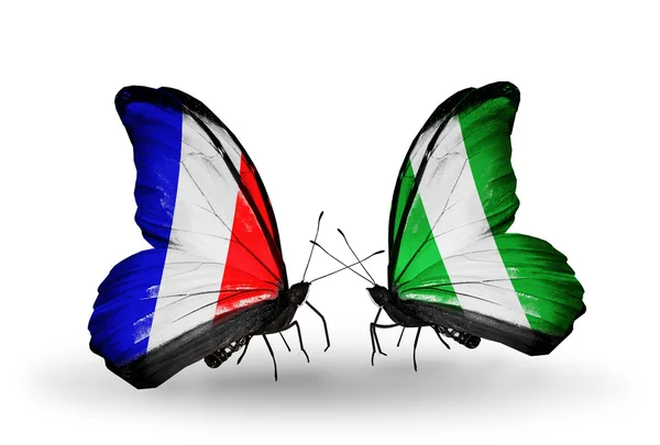 Deux papillons avec des drapeaux sur les ailes comme symbole des relations France et Nigeria — Photo