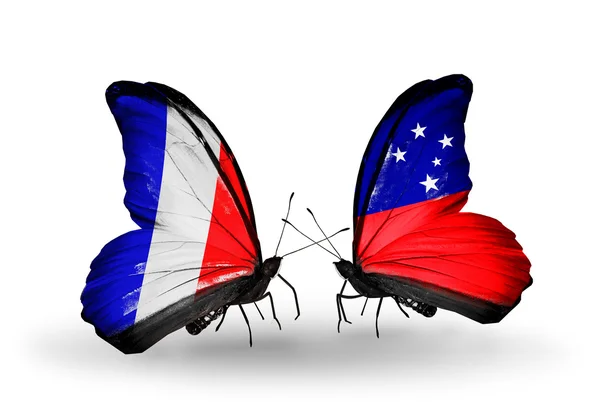 Dva motýli s příznaky na křídlech jako symbol vztahů, Francie a samoa — Stock fotografie