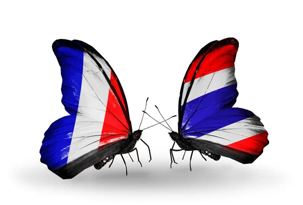 Dwa motyle z flagami na skrzydłach jako symbol relacji Francji i Tajlandii — Zdjęcie stockowe
