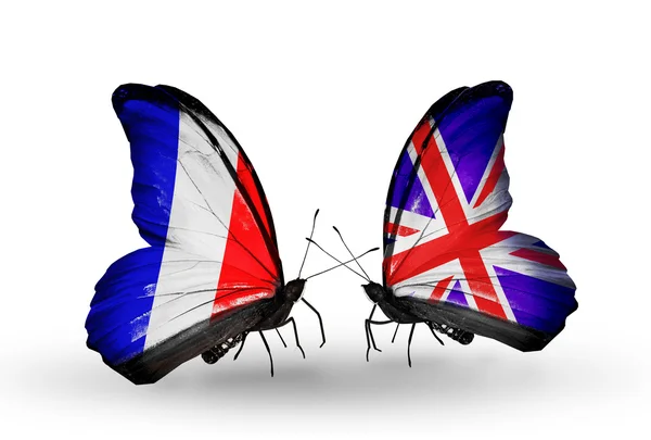 Zwei Schmetterlinge mit Flaggen auf Flügeln als Symbol der Beziehungen zwischen Frankreich und Großbritannien — Stockfoto