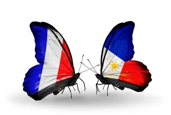 Duas borboletas com bandeiras nas asas como símbolo das relações França e Filipinas — Fotografia de Stock