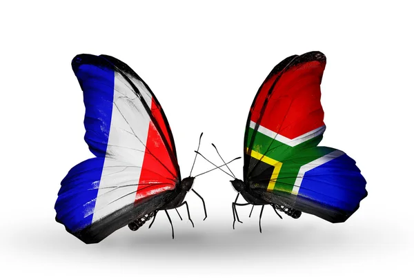 Due farfalle con bandiere sulle ali come simbolo delle relazioni Francia e Sudafrica — Foto Stock