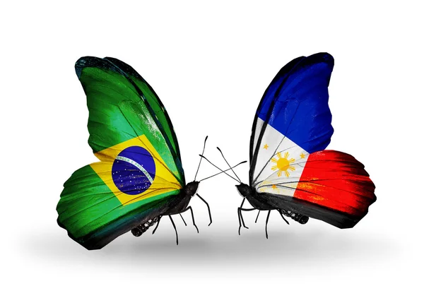 Twee vlinders met vlaggen op vleugels als symbool van de betrekkingen, Brazilië en Filippijnen — Stockfoto