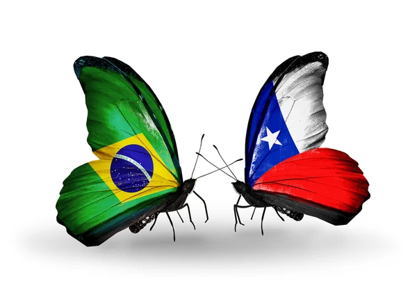 Dos mariposas con banderas en alas como símbolo de relaciones Brasil y Chile — Foto de Stock