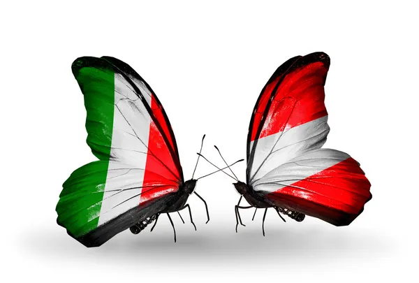 Två fjärilar med flaggor på vingarna som symbol för förbindelserna mellan Italien och Österrike — Stockfoto