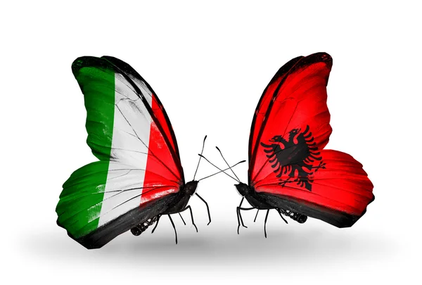Twee vlinders met vlaggen op vleugels als symbool van betrekkingen van Italië en Albanië — Stockfoto