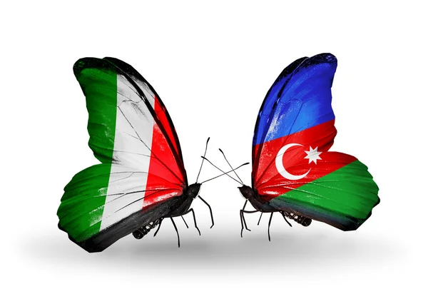 Två fjärilar med flaggor på vingarna som symbol för förbindelserna mellan Italien och Azerbajdzjan — Stockfoto