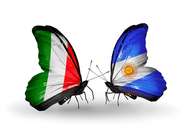 Due farfalle con le bandiere sulle ali come simbolo delle relazioni Italia e Argentina — Foto Stock