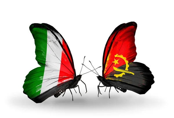 Две бабочки с флагами на крыльях как символ отношений Италии и Анголы — стоковое фото