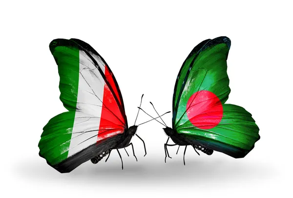 Deux papillons avec des drapeaux sur les ailes comme symbole des relations Italie et Bangladesh — Photo