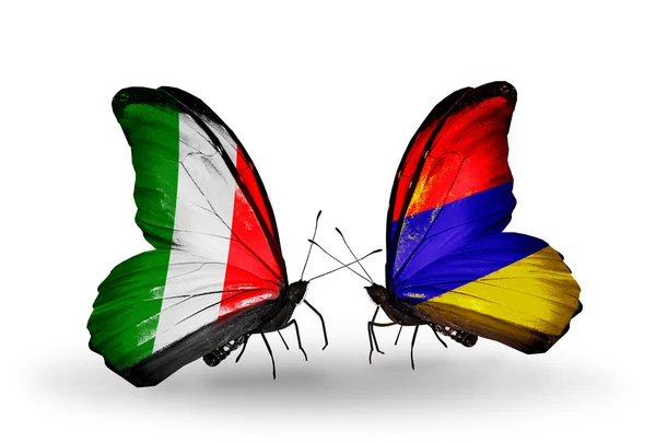 Dos mariposas con banderas en alas como símbolo de relaciones Italia y Armenia — Foto de Stock