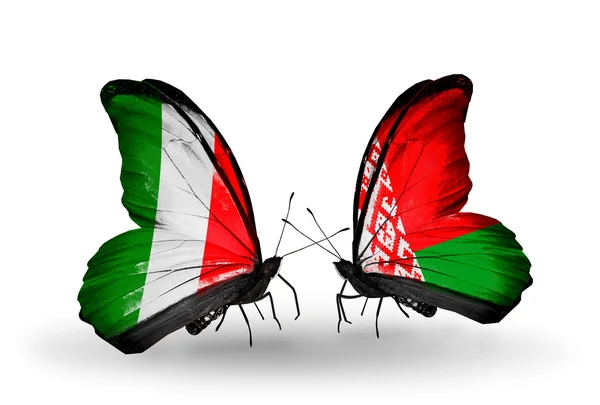 Dos mariposas con banderas en alas como símbolo de relaciones Italia y Bielorrusia — Foto de Stock