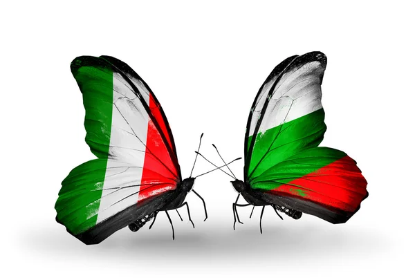 Dos mariposas con banderas en alas como símbolo de relaciones Italia y Bulgaria — Foto de Stock