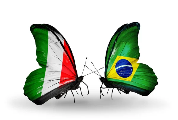 Twee vlinders met vlaggen op vleugels als symbool van betrekkingen Italië en Brazilië — Stockfoto