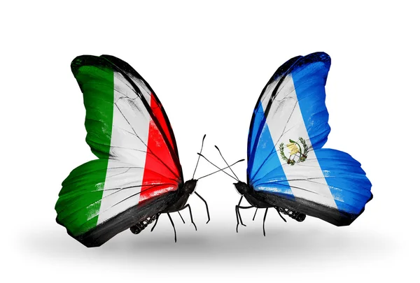 Due farfalle con bandiere sulle ali come simbolo delle relazioni Italia e Guatemala — Foto Stock